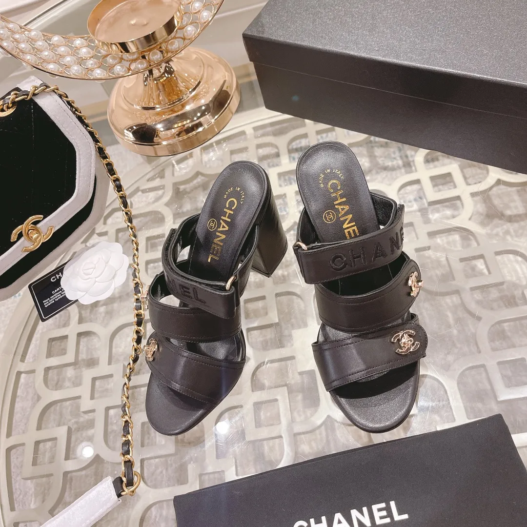 👟👟Ex-factory price 540👟👟 🌹🌹🌹2025 latest CHANEL Chanel early spring catwalk new model 🌸️Purchased the original version in Hong Kong and opened the mold exclusively. Top quality % genuine last developed with smooth lines. The shoe shape is perfect and can be safely entered and exited from the counter! Official website 1:1 production. 🇮🇹🇮🇹🇮🇹 Material: Mixed sheepskin imported from Italy & private molded double C buckle and letters are delicate, smooth, shiny and feel great! 💅The fabric and the feet are made of the same material, which is great on the feet! ! ! Color: black/apricot Code number: 34-40 (custom-made sizes 41 and 42 are non-refundable)